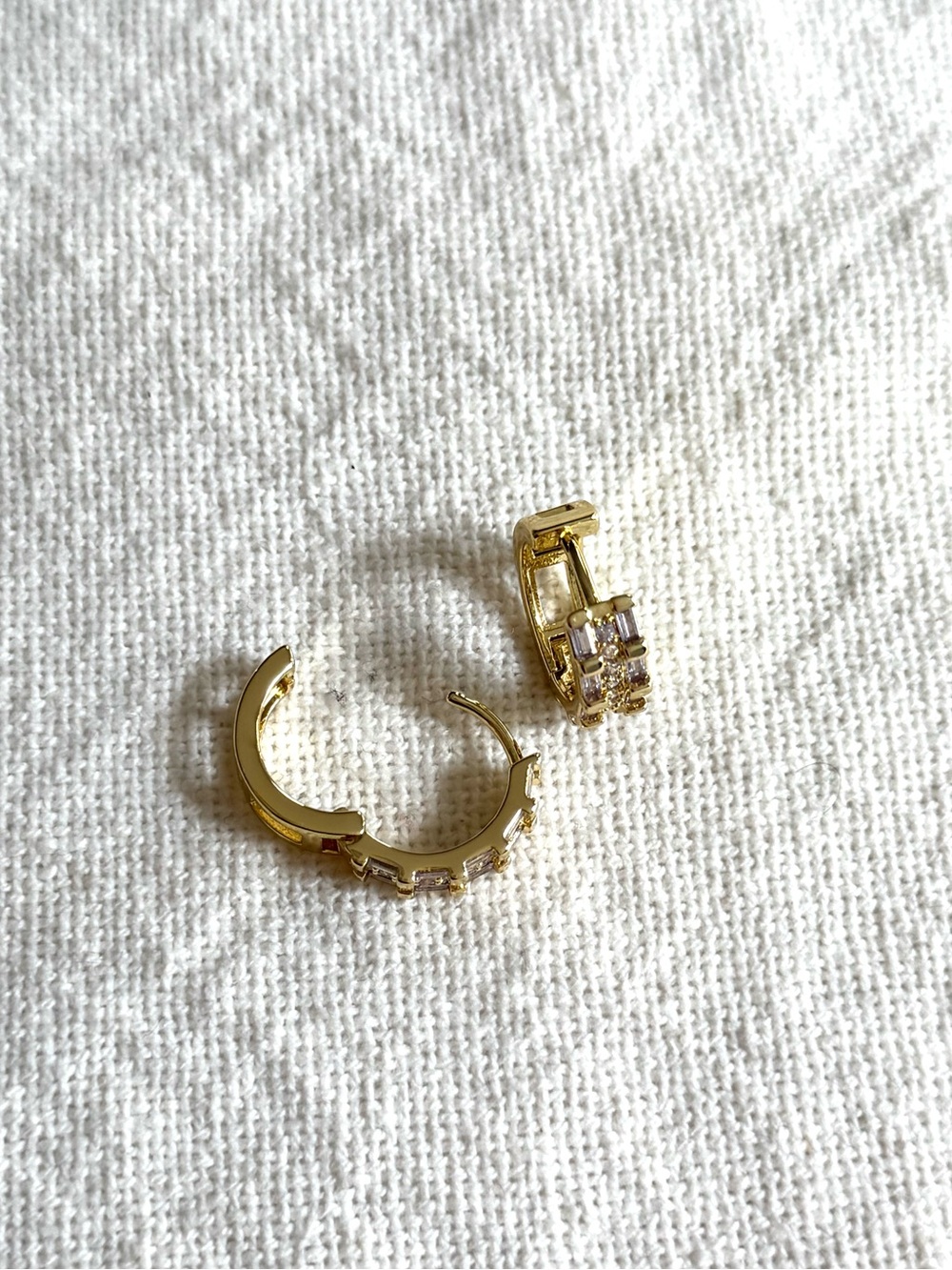 NEW! Gold plated Cubic Zirconia Huggie Hoop Earrings - Sparkling - Picture 4 of 4
